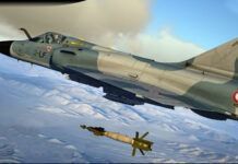 資料圖片：「幻影」2000戰機投放激光制導炸彈CG效果圖。