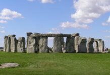 1200px-Stonehenge2007_07_30.jpg