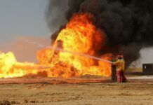 700口油井被點燃，5000萬噸原油燒成火海，伊拉克使狠招告誡美國
