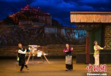 圖為藏戲舞台劇《朗薩雯波》在拉薩公演。資料圖 何蓬磊 攝