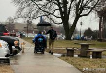「雨傘哥，謝謝你！」美國大學生雨中為坐輪椅同學撐傘成網紅