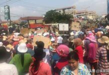 柬埔寨金邊近500名工人抗議封路，當局出動警力鎮壓！