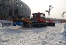 壓雪車正在雪道作業。
