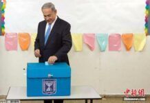 當地時間2015年3月17日，以色列特拉維夫，以色列總理內塔尼亞胡參加投票。以色列大選投票啟動。
