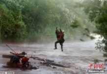 當地時間2019年2月5日，巴西礦壩決堤事故救援小組被困帕洛佩巴河，一名士兵幫助搜救礦壩決堤事故受害者的救援小組。