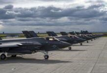 147中隊在美國海軍蘭莫爾航空站展示了全部10架F-35C，慶祝該型戰機達到IOC。