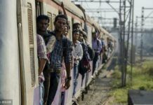 印度6小夥橫跨鐵軌慘遭火車撞死 疑似聽音樂誤事。