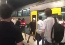 一位身穿白衣的華人留學生，在火車站遭到數名年輕當地人圍攻！