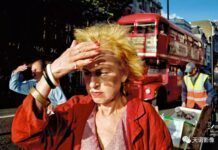 在街頭游盪20多年,他是英國最有名的街頭攝影師之一：Matt Stuart