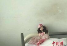在臨汾市中心醫院普通外科病房，9歲的張聲其(化名)剛剛睡着。枕頭旁，一個小洋娃娃陪着她入睡。　李庭耀 攝