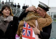 英國海軍艦艇結束任務回國 水兵與家人相聚場面感人