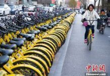山西太原，民眾正在使用共享單車。中新社記者 張雲 攝