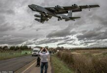 巨大的B-52轟炸機降落在英國皇家空軍基地，為接下來軍演做准備