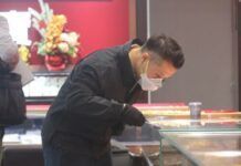 香港一劫匪疑持槍搶劫 金店遭劫走140萬港元金飾