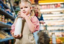 母乳、奶粉和牛奶應該怎麼吃，看這四個權威機構的建議