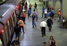 拉美第4長的委內瑞拉地鐵已100%恢復運營，乘客擠滿了車廂