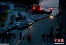 當地時間3月7日下午，包括首都加拉加斯在內的委內瑞拉多個地區遭遇停電。據統計，此次停電是自2012年以來委停電時間最長、影響范圍最廣的一次。委全國23個州中有超過20個州失去電力供應，通信網絡也因此受到影響。據委內瑞拉Telesur電視台報導，當地時間8日凌晨，在停電近9個小時後，加拉加斯部分地區開始恢復供電。