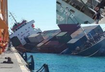 一艘集裝箱船在港口突然翻沉，船員主要為印度籍