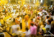 印度最「黃」的一天，信教徒們的狂歡，整個街道都變成黃金色