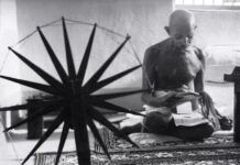 印度國父甘地被丘吉爾鄙視，被愛因斯坦誇贊，他到底是怎樣一個人