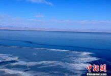 資料圖：封凍期的青海湖。中新社記者 孫睿 攝