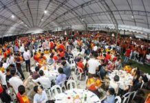 中國僑網新加坡華僑中學操場搭有九個大帳篷，現場共擺放超過1200張桌子，相信今年是華僑中學歷年來規模最大的萬人宴會。(新加坡《聯合早報》/何家俊 攝)