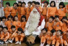 當地時間2018年12月13日，日本岡山，一位來自芬蘭的「聖誕老人」探訪當地幼兒園並與孩子們合影留念。（視覺中國）