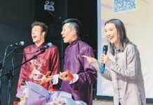 中國僑網中外相聲演員在現場表演。（楊陽 攝）