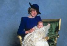 梅根人生第一張照片發佈，身穿藍衣躺媽媽懷中，母女鼻子長得很像