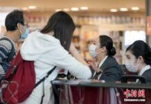 資料圖：香港國際機場的工作人員戴口罩預防麻疹。中新社記者 張煒 攝