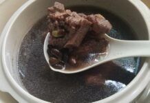 黑豆姜豬骨湯的做法