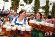 資料圖：當地時間9月16日，第184屆德國慕尼黑啤酒節開幕，這一世界上最大的啤酒節將從9月16日持續至10月3日。圖為慕尼黑啤酒節女服務員為食客端啤酒。