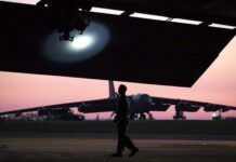 擰成一股繩？B-52H古老轟炸機實施模擬攻擊，返程有鷹獅戰機伴隨