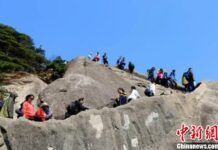 遊客攀登黃山蓮花峰 蔡季安 攝