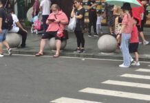 網友在上海街頭看到G胖：坐在石墩上玩平板
