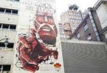 實體書+電子版銷量過億 巨幅壁畫《進擊的巨人》壁中巨人紐約亮相