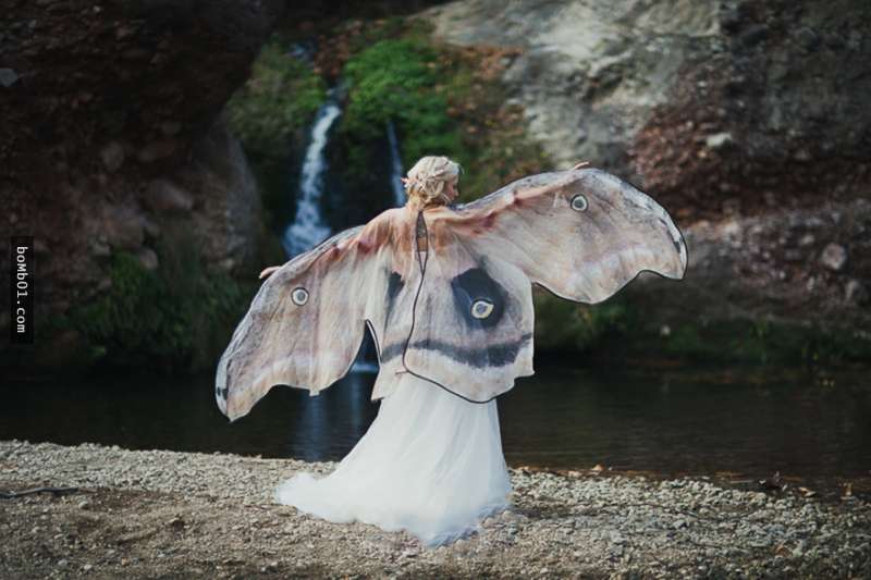 只看一眼就會完全被吸引到直盯著看的「手繪圍巾」，當看到蝴蝶的絕美設計時我忍不住衝動就下訂了！