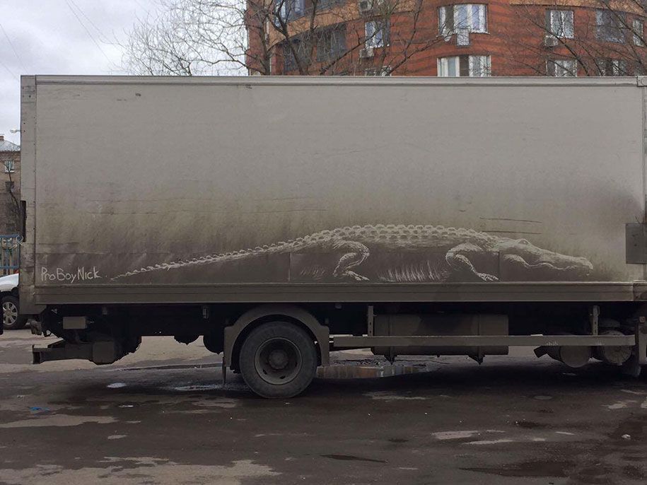 不洗車了！插畫家將「髒車變移動藝術品」　污泥上畫出驚豔作品