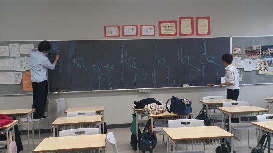 老師送的畢業禮物！　花7.5小時將全班33人畫在黑板上　學生終生難忘