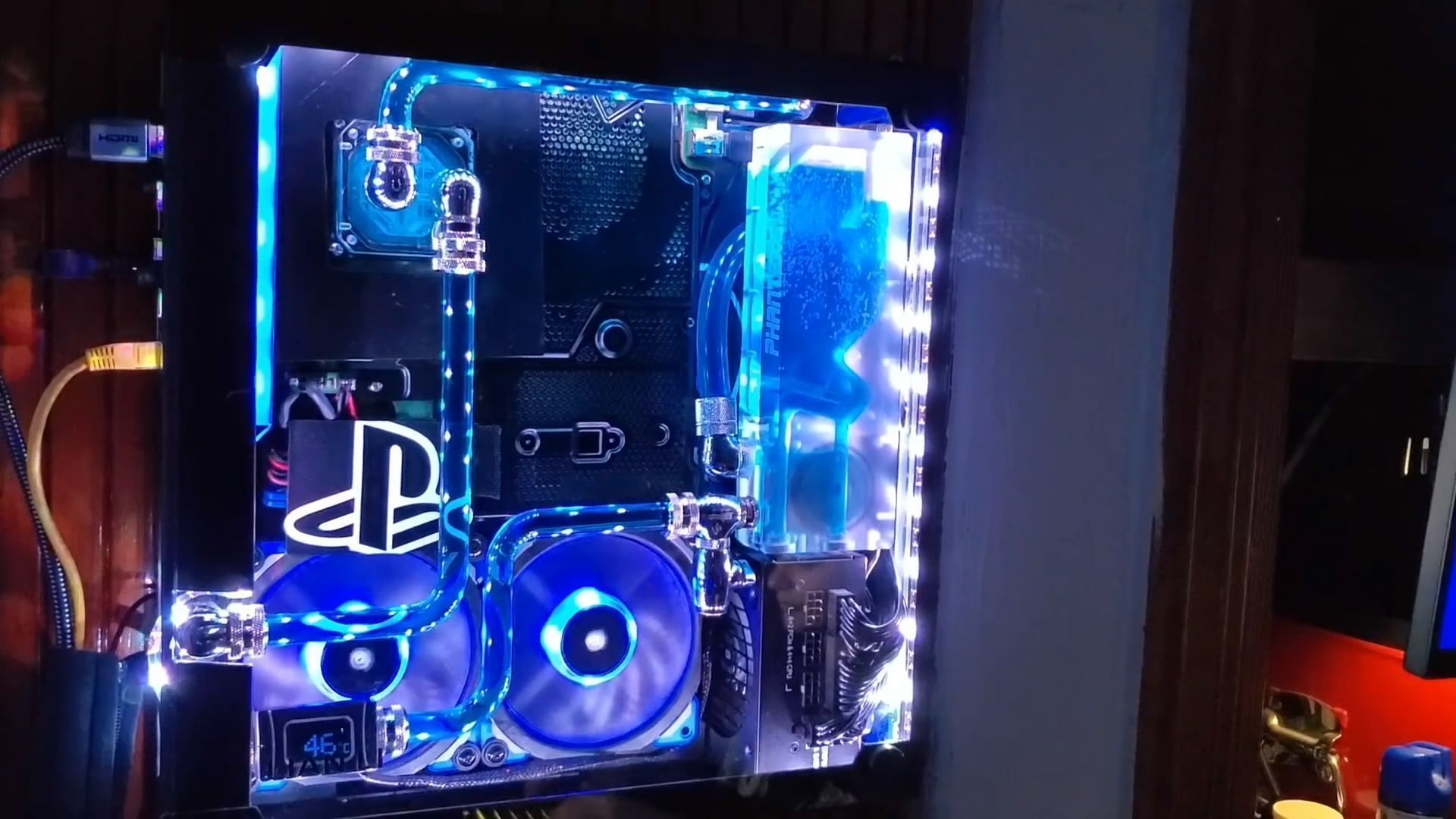 網友DIY酷炫霓虹燈「水冷散熱」PS4 Pro改造費7000元