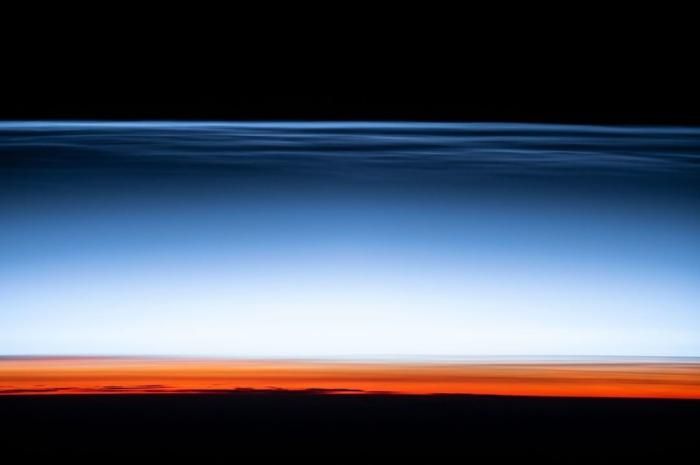 NASA公布夜光雲「美照」：宛如來自宇宙邊緣的明信片
