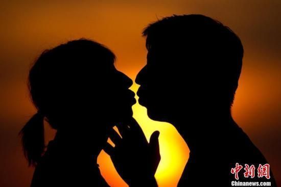 美波士頓舉行親吻挑戰賽 參賽情侶 親得臉抽筋
