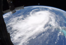 太空視角下正逼近美國海岸的颶風「勞拉」 ：或掀起「無法抵禦的風暴潮」