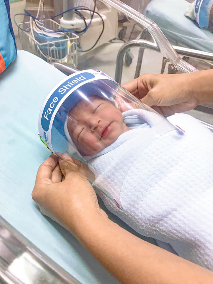 寶寶這樣防疫！泰醫院特製「寶寶面罩」戴好戴滿　饅頭小臉「包起來安睡」超療癒♡