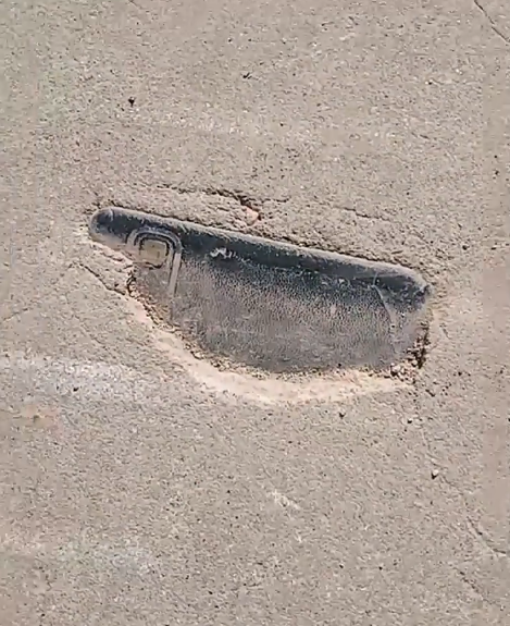 男子遛彎發現3年前丟的手機：竟鑲嵌在水泥路里