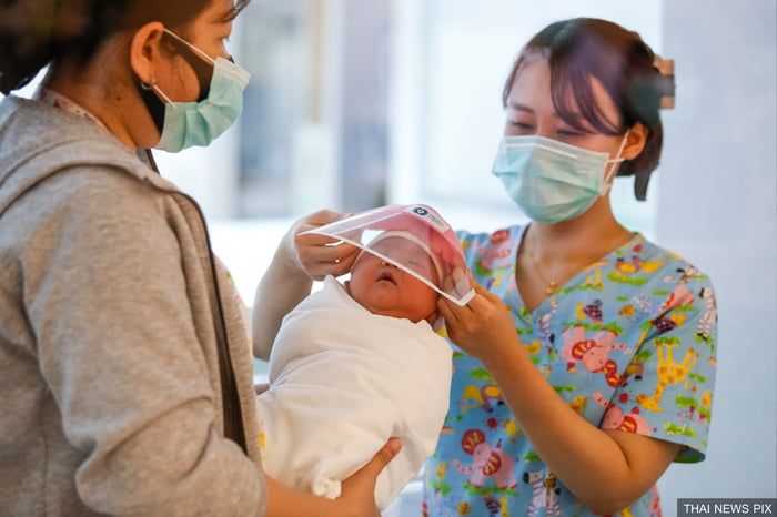 寶寶這樣防疫！泰醫院特製「寶寶面罩」戴好戴滿　饅頭小臉「包起來安睡」超療癒♡