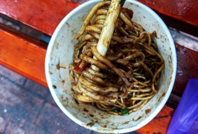 武漢這家熱乾麵，一碗5塊錢，服務不是一般的差，客人受氣也來吃