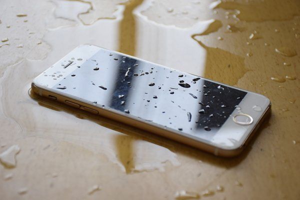 放手機該「朝上還是朝下？」　維修師揭秘多數人都在用「毀手機放法」