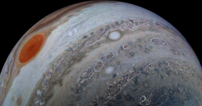 不近看不知道多美！　NASA罕見公開「木星近拍雲頂」光滑表面布滿美麗花紋