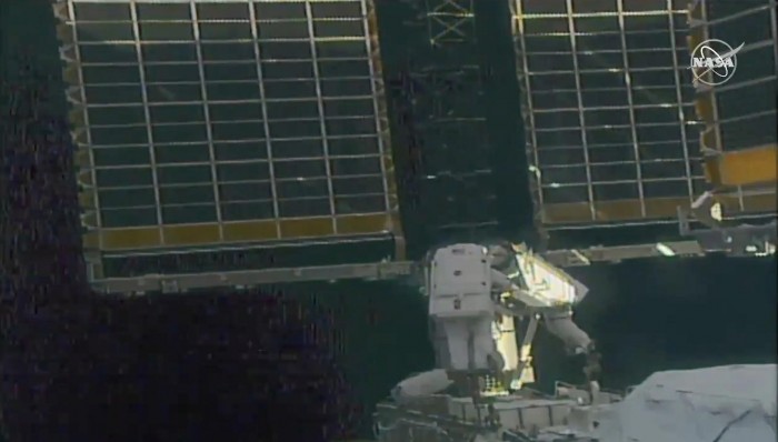 NASA太空人在最新一次太空行走中遭遇太空衣技術故障問題